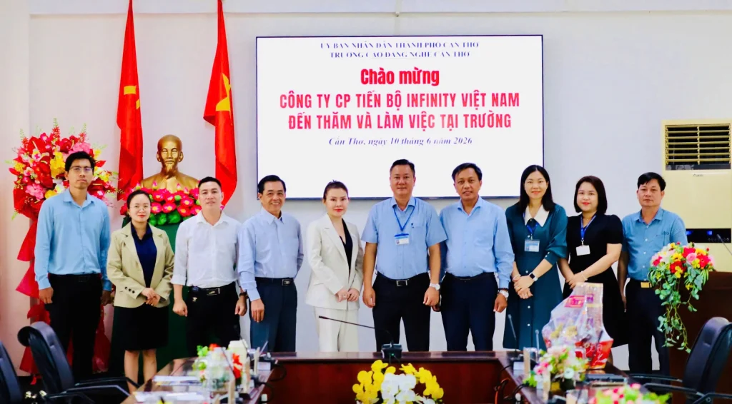 Đại diện ITW Việt Nam và Ban Lãnh đạo Trường Cao đẳng Nghề Cần Thơ chụp ảnh lưu niệm sau buổi làm việc về hợp tác đào tạo và phát triển nguồn nhân lực quốc tế.